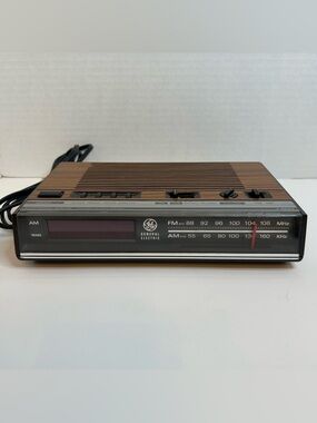 Vtg. General Electric GE AM/FM Alarm Clock Radio Model 7-4624B Wood Grain- WORKS